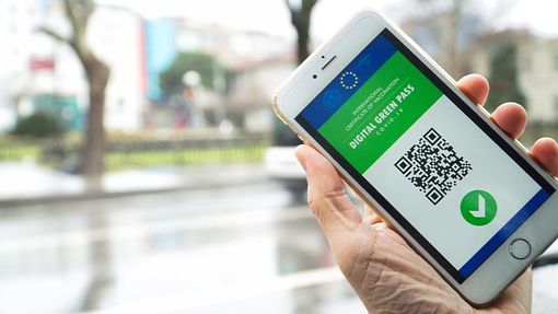 Italia verso l'obbligo del green pass nei luoghi a rischio assembramento a partire da lunedì