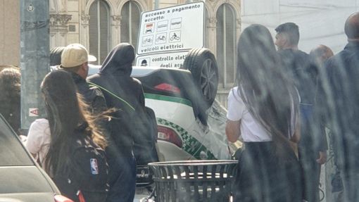 A Milano un’auto della Polizia locale si scontra con una Ferrari, ferito un motociclista A Milano un’auto della Polizia locale si scontra con una Ferrari, ferito un motociclista