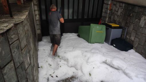 La situazione della grandine a Origgio (foto da IlSaronno.it) La situazione della grandine a Origgio (foto da IlSaronno.it)