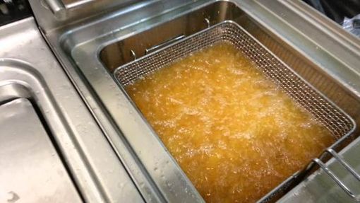 Milano, ustionata dall’olio bollente del ristorante: donna 53enne al Niguarda con gravissime ustioni