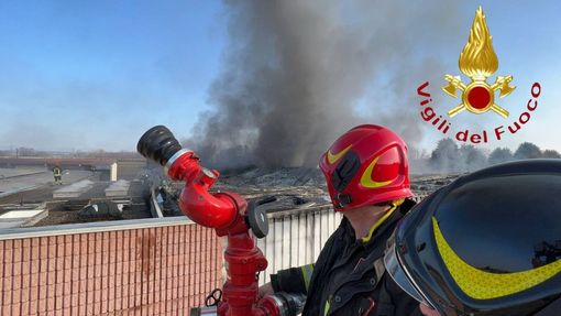 Maxi incendio nel Comasco: nube nera di fumo visibile da lontano