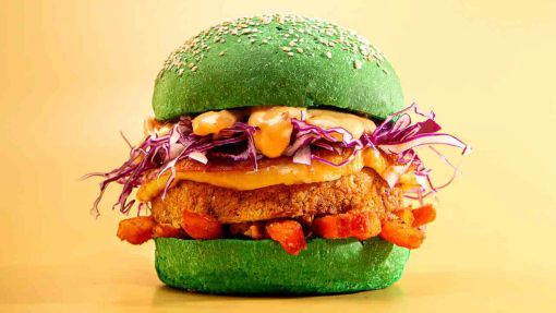 A Milano, da ieri, l’hamburger con farina di grillo: "Ci arrivano prenotazioni da Roma e Torino" A Milano, da ieri, l’hamburger con farina di grillo: "Ci arrivano prenotazioni da Roma e Torino"