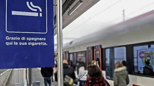 Fumano sul treno Pavia-Milano, uomo li rimprovera: aggredito e &quot;alleggerito&quot; del telefono