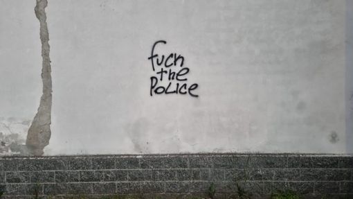 ‘F… the police’, vandali sfidano la Polizia Stradale di Magenta con scritte ingiuriose di fronte alla caserma