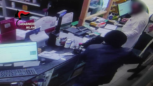VIDEO. Corsico: tenta la rapina in farmacia, ma si dimentica la ricetta sul bancone. Arrestato un 57enne