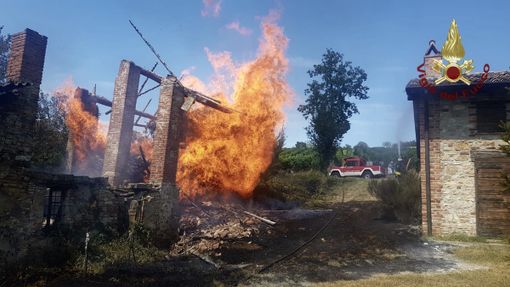 Oltrepò: fiamme in una cascina di Santa Maria della Versa, vigili del fuoco impegnati per alcune ore