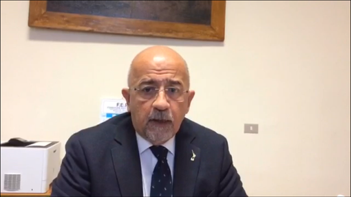 Mortara, il sindaco Facchinotti si sfoga su Facebook:"Ho la vaga sensazione che un sacco di persone stiano giocando con il fuoco, dobbiamo restare a casa. Domani disporrò la chiusura del cimitero"