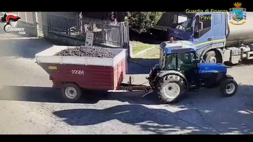 - (FOTO-VIDEO) - Vino DOC contraffatto, le immagini del blitz della Guardia di Finanza e Carabinieri a Canneto Pavese