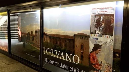 - FOTONOTIZIA - alla fermata della metropolitana Duomo di Milano, presenti due totem sulla prossima edizione del Palio delle Contrade