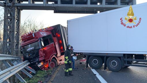 Voghera: scontro fra tir sull'autostrada Torino-Piacenza, traffico bloccato per un'ora Voghera: scontro fra tir sull'autostrada Torino-Piacenza, traffico bloccato per un'ora