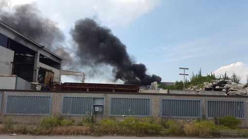 Mortara, incendio Eredi Bertè: &quot;Impatto contenuto, valori degli inquinanti sopra il limite per alcuni minuti&quot;