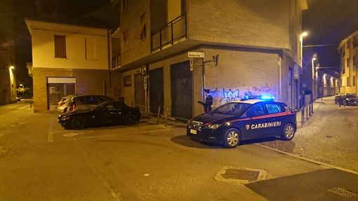 Voghera: rapina un negozio di parrucchiere, bloccato aggredisce un carabiniere e viene denunciato