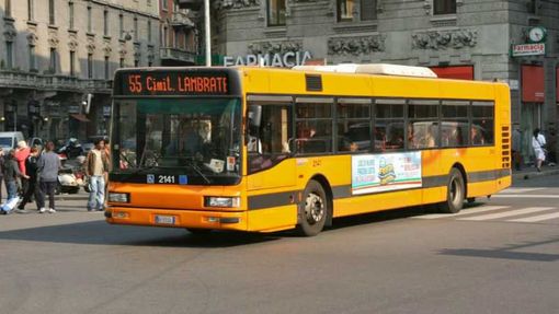 Milano, scontro bus-mezzo raccolta rifiuti: 4 feriti Milano, scontro bus-mezzo raccolta rifiuti: 4 feriti