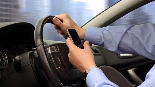 Guida con l'uso di cellulare in aumento le violazioni rilevate dalla polizia stradale Guida con l'uso di cellulare in aumento le violazioni rilevate dalla polizia stradale