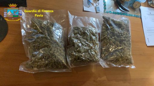 Pavia: tenta di fuggire in autostrada con 750 grammi di marijuana, inseguito dalla Guardia di Finanza e arrestato un 39enne Pavia: tenta di fuggire in autostrada con 750 grammi di marijuana, inseguito dalla Guardia di Finanza e arrestato un 39enne
