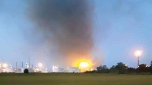 Sannazzaro de' Burgondi: esplosione e poi fiamme alla raffineria Eni Sannazzaro de' Burgondi: esplosione e poi fiamme alla raffineria Eni