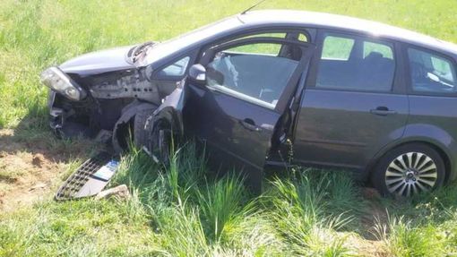 Robecco sul Naviglio: automobilista sbanda in curva e finisce nel campo