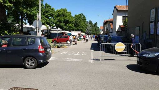 Magenta, volontario offende ragazza al mercato: “Usiamo la stampella per fare i furbi?” Magenta, volontario offende ragazza al mercato: “Usiamo la stampella per fare i furbi?”