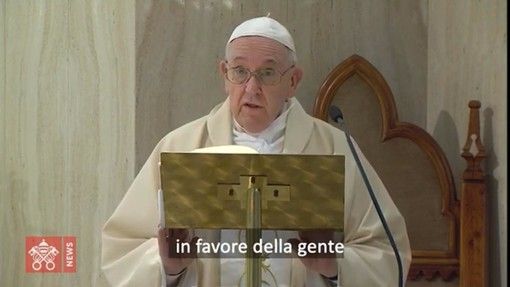 Papa Francesco parla a politici e scenziati durante l'omelia in Santa Marta di stamattina, lunedì dell'Angelo (foto tratta da Vatican News) Papa Francesco parla a politici e scenziati durante l'omelia in Santa Marta di stamattina, lunedì dell'Angelo (foto tratta da Vatican News)