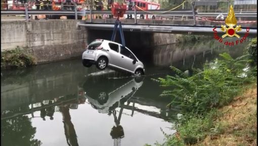 - (VIDEO) - Pavia: auto precipita nel Naviglio Pavese, l'intervento dei Vigili del fuoco. Due uomini salvati dagli agenti della Polizia