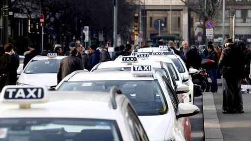 A Milano e in tutta Italia scendono in piazza tassisti e ristoratori