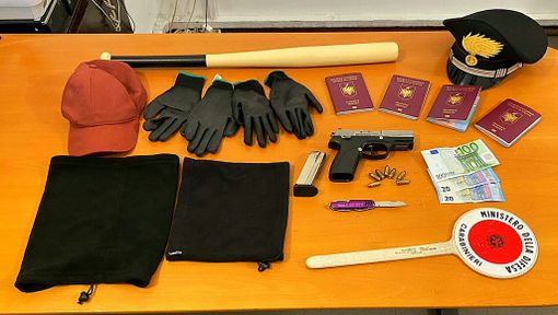 Casorate Primo: trovato in auto con una mazza da baseball e una pistola rubata, in manette un 30enne