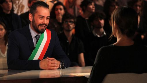 Il sindaco di Tromello Gianmarco Negri applaudito alla trasmissione del 9 “L’assedio” Il sindaco di Tromello Gianmarco Negri applaudito alla trasmissione del 9 “L’assedio”