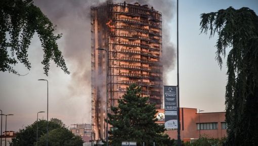 Milano: grattacielo andato a fuoco, sequestro conservativo di 25 milioni di euro Milano: grattacielo andato a fuoco, sequestro conservativo di 25 milioni di euro