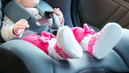 Cusago: lasciano la figlia di 8 mesi sola in auto, genitori denunciati dai carabinieri