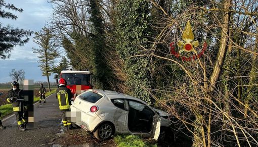 Belgioioso: esce di strada con l'auto alla frazione San Giacomo, soccorso un 49enne. I Vigili del fuoco liberano un cane dalle lamiere dell'auto