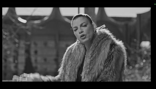 Busto, il video al cimitero fa ancora discutere. Famiglia Cristiana: «Non è il palco dell’Ariston» Busto, il video al cimitero fa ancora discutere. Famiglia Cristiana: «Non è il palco dell’Ariston»