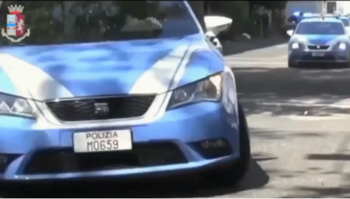 Vercelli, la lite sul prezzo della Mercedes degenera: rissa sfiorata e due denunciati Vercelli, la lite sul prezzo della Mercedes degenera: rissa sfiorata e due denunciati