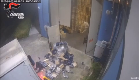 Casei Gerola: 7 arresti per rapina, furto, riciclaggio e ricettazione nel settore di cosmetici e profumi Casei Gerola: 7 arresti per rapina, furto, riciclaggio e ricettazione nel settore di cosmetici e profumi