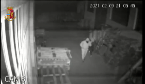 Così la banda assaltava i magazzini di alcolici e prodotti ittici: 100mila euro il bottino Così la banda assaltava i magazzini di alcolici e prodotti ittici: 100mila euro il bottino