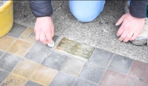 Garlasco: sistemate le pietre di inciampo a ricordo di due garlaschesi morti nei campi di concentramento nel corso dell’ultima guerra mondiale