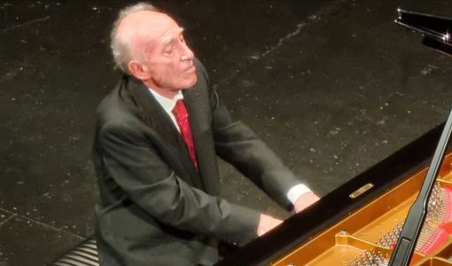 Pavia, il Teatro Fraschini apre la stagione con uno dei pianisti più acclamati al mondo, Maurizio Pollini