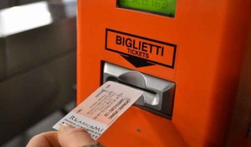 Pavia: caos all’autostazione, fila in biglietteria