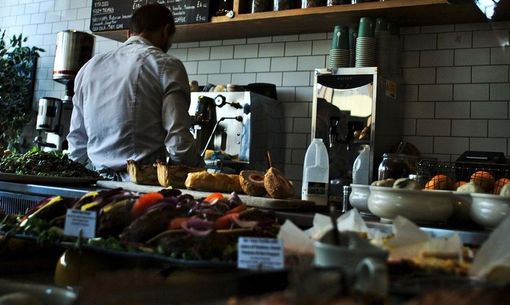 Ipotesi riaperture di bar e ristoranti a pranzo dal 26 aprile (e a maggio anche la sera) nelle regioni con dati sostenibili Ipotesi riaperture di bar e ristoranti a pranzo dal 26 aprile (e a maggio anche la sera) nelle regioni con dati sostenibili