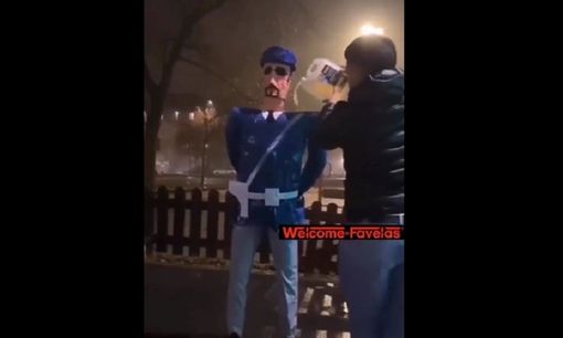 Manichino di poliziotto bruciato a Milano: denunciati padre e figlio