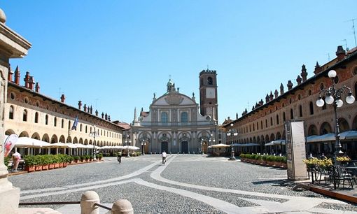 Covid, le nuove chiusure in vigore dal lunedì e non dalla domenica Covid, le nuove chiusure in vigore dal lunedì e non dalla domenica