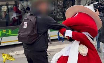 Gabibbo malmenato a Milano, spintoni al celebre pupazzo di Striscia Gabibbo malmenato a Milano, spintoni al celebre pupazzo di Striscia