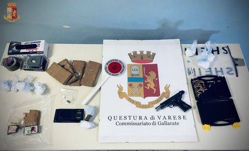 Il materiale sequestrato dagli agenti della polizia di Gallarate