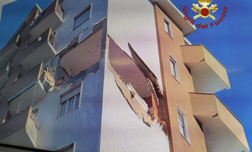 Esplosione in un condominio a Corsico: appartamento sventrato Esplosione in un condominio a Corsico: appartamento sventrato