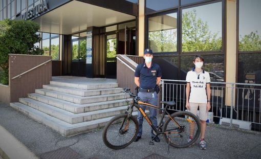 Pavia: la polizia recupera una bicicletta rubata a un ragazzo Pavia: la polizia recupera una bicicletta rubata a un ragazzo