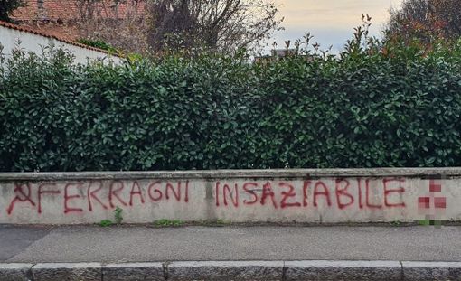 Busto, scritta volgare contro Chiara Ferragni Busto, scritta volgare contro Chiara Ferragni