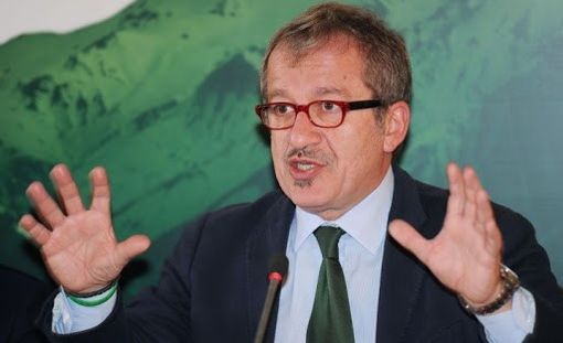 Cordoglio bipartisan per Maroni: «Buon vento, Roberto» Cordoglio bipartisan per Maroni: «Buon vento, Roberto»