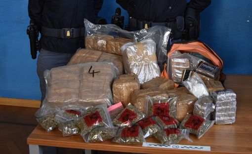 Maxi sequestro di hashish e marijuana nel Varesotto: recuperati 24 chili di droga, due persone in manette Maxi sequestro di hashish e marijuana nel Varesotto: recuperati 24 chili di droga, due persone in manette