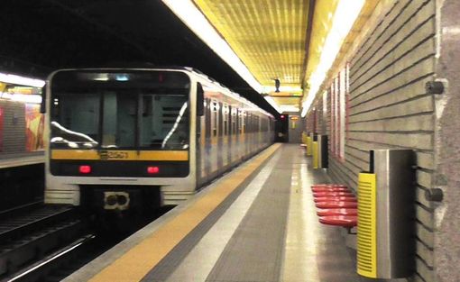 Milano, 29enne cerca di spingere ragazza sotto la metro: arrestata