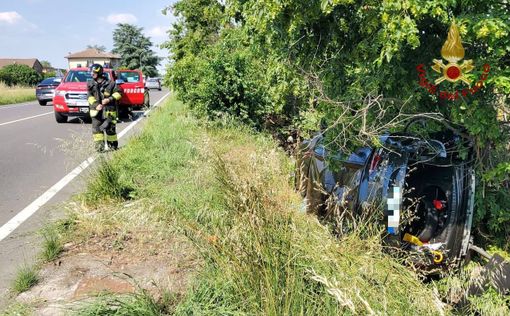 Broni: esce di strada con l'auto e finisce in un fosso, 69enne trasportato al San Matteo