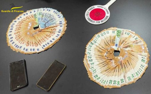 VIDEO. Malpensa, droga pagata in cryptovaluta: la Guardia di Finanza arresta un uomo e sequestra due chili di marijuana VIDEO. Malpensa, droga pagata in cryptovaluta: la Guardia di Finanza arresta un uomo e sequestra due chili di marijuana